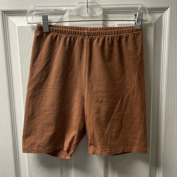 SKIMS Women’s Outdoor Biker Shorts Camel Color Size Medium - Picture 1 of 3